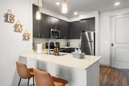 1BR Tempe Haven | King Bed, Pool, Hot Tub, Gym - Image 4