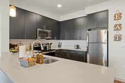 2BR Tempe Oasis | King Beds, Pool, Gym, DT Tempe - Image 4