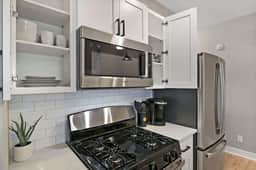 Elegant 1BR | Perfect Location, King Bed, Desk - Image 3