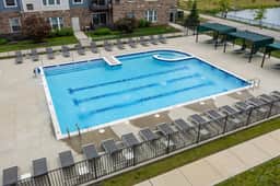 Luxury 2BR - Pool, Gym, Mins to Naperville! - Image 2