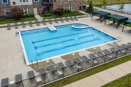 Luxury 2BR - Pool, Gym, Mins to Naperville! - Image 2