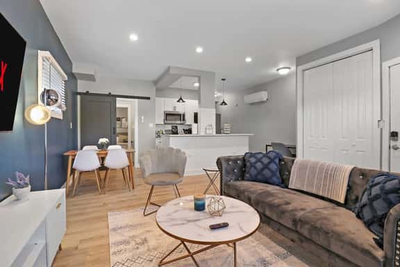 Elegant 1BR | Perfect Location, King Bed, Desk - Image 1