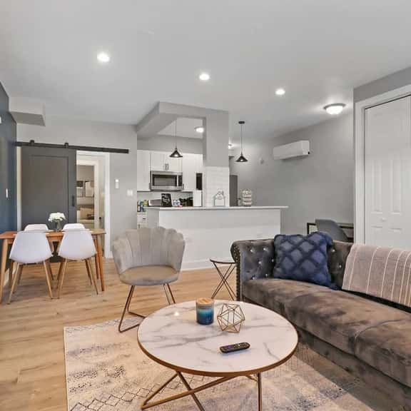Elegant 1BR | Perfect Location, King Bed, Desk - Image 1