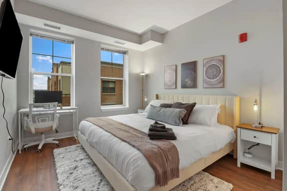 2BR Downtown Elmhurst | Pool, Gym, Kings, Garage - Image 3