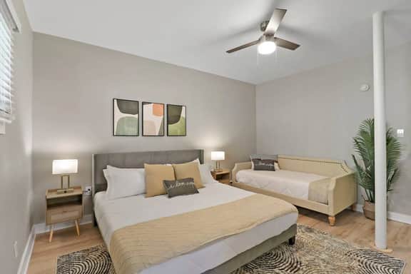 Elegant 1BR | Perfect Location, King Bed, Desk - Image 2