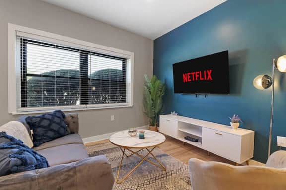 Elegant 1BR | Perfect Location, King Bed, Desk - Image 5