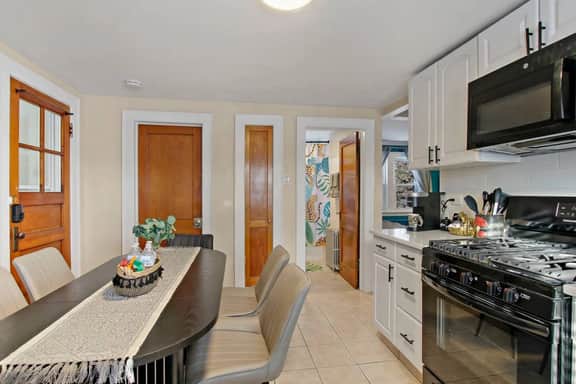 Jungle Oasis 3BR | 2Car Garage, A+ Location - Image 4