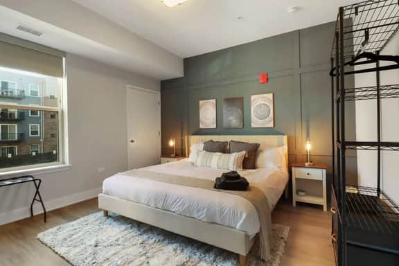 Luxury 2BR - Pool, Gym, Mins to Naperville! - Image 3