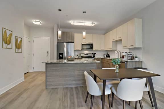 Luxury 2BR - Pool, Gym, Mins to Naperville! - Image 4