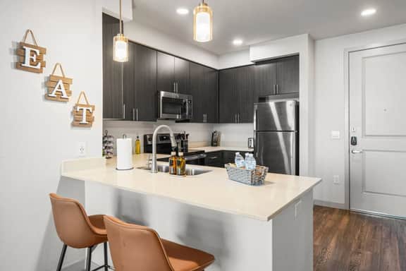 Luxury Tempe 1BR | Pool, Hot Tub, Gym, King Bed - Image 4