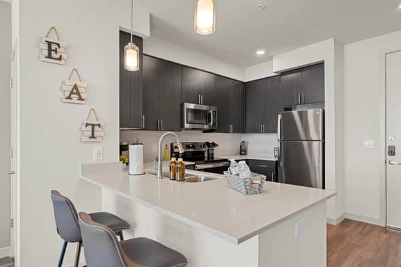 Sleek Desert Gem | Pool, Hot Tub, Gym, King Bed - Image 4