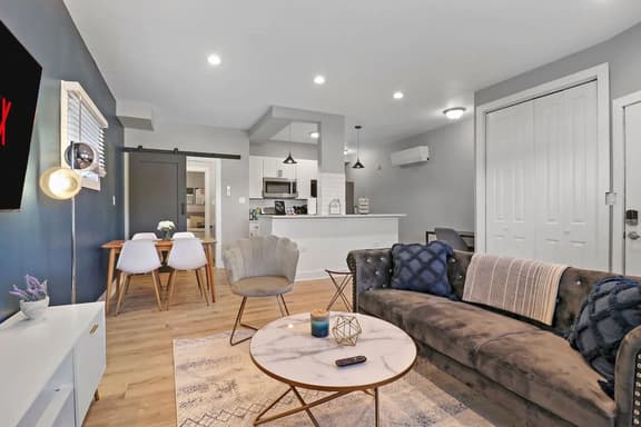 Elegant 1BR | Perfect Location, King Bed, Desk - Image 1