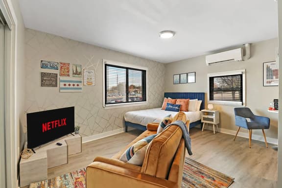 Taste of Chicago | Cozy & Central Location! - Image 1